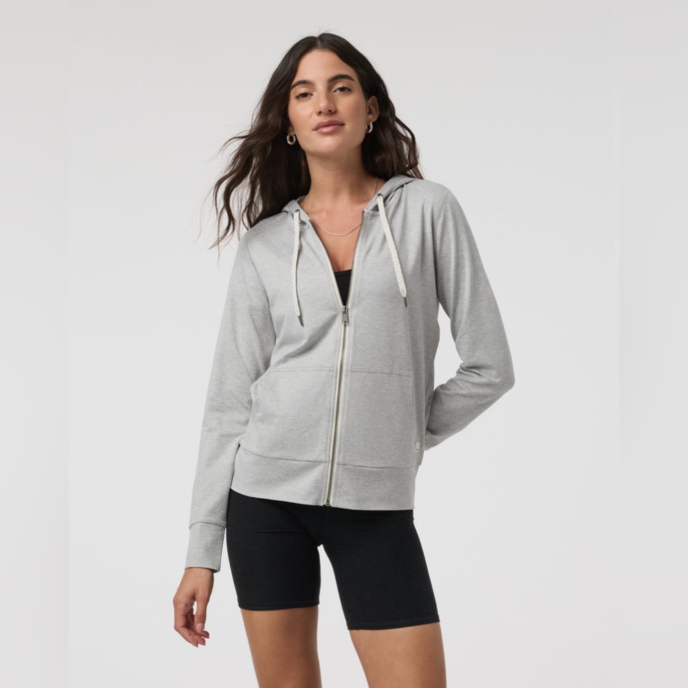 Vuori Halo Performance Hoodie 2.0 in Pale Grey Heather